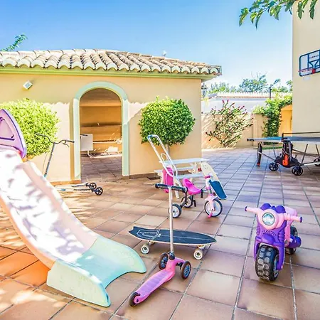 Villa Agradable Junto Al Mar Con Piscina