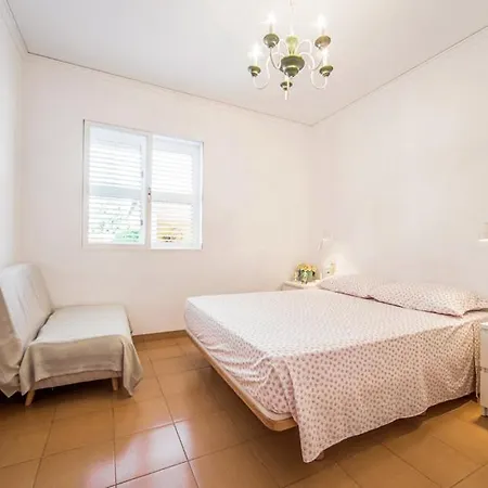 Agradable Junto Al Mar Con Piscina Villa