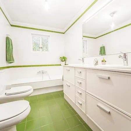 Agradable Junto Al Mar Con Piscina Villa